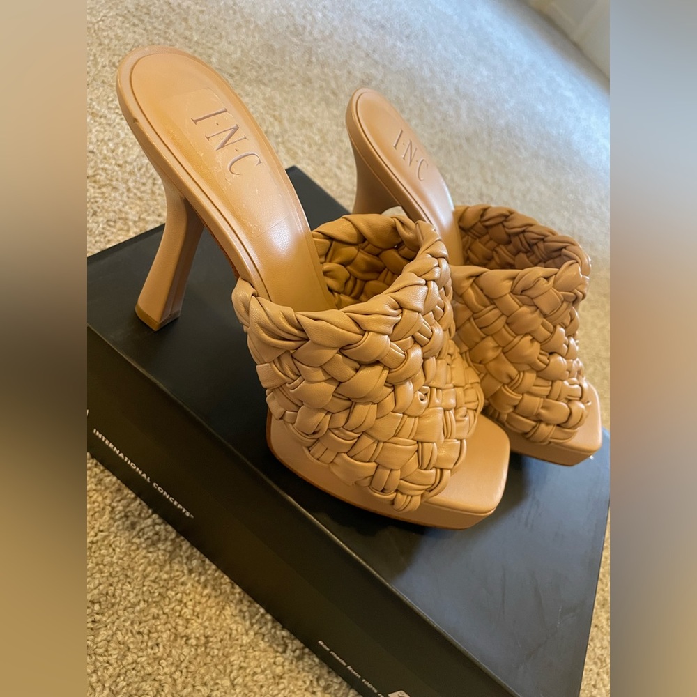 Beautiful Spring Heels - Picture 2 of 2